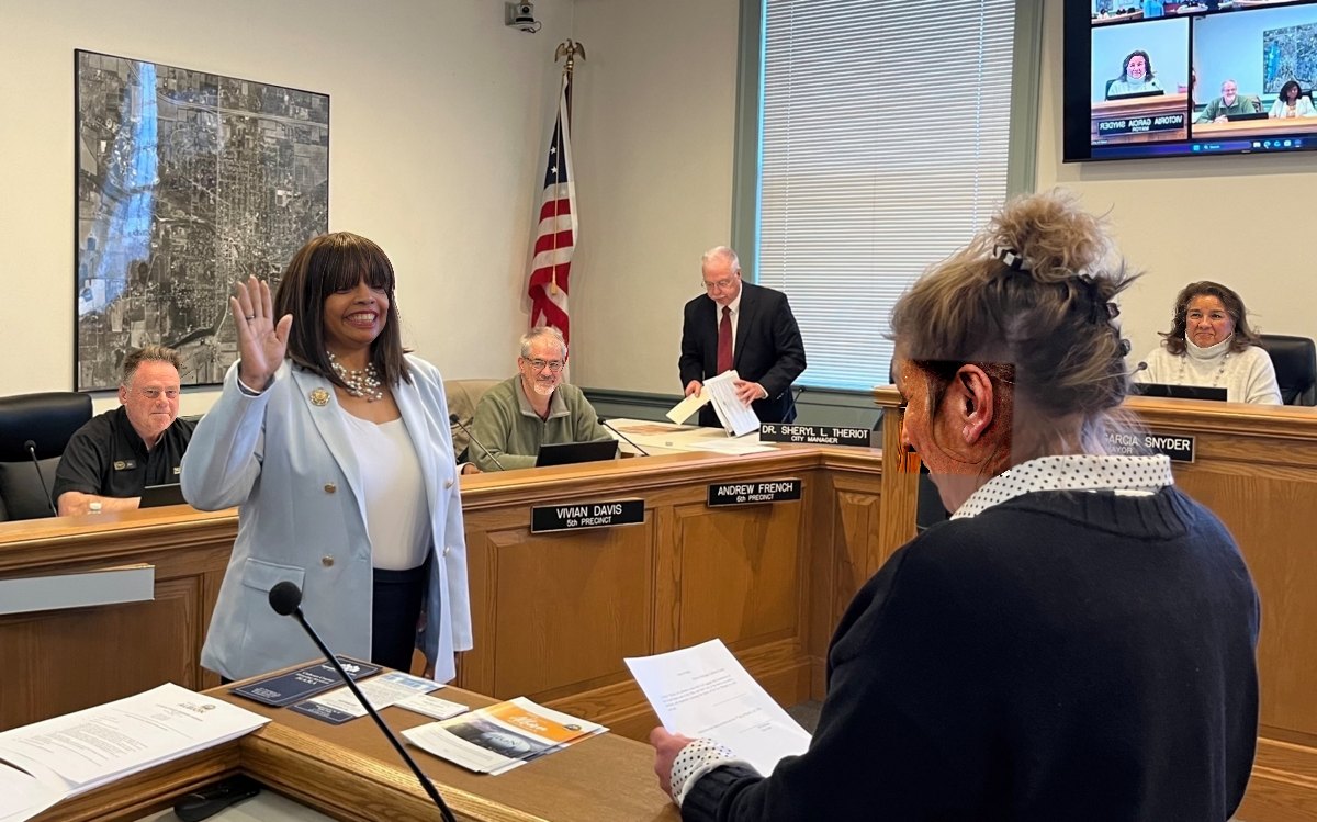 City Clerk Jill Domingo administers the oath of office